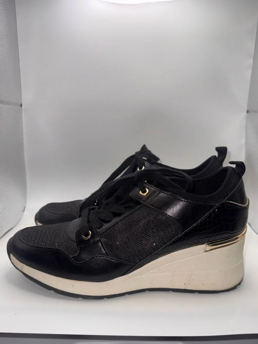 Aldo Women’s Kourt Wedge Sneakers with Gold Accents. Size 10